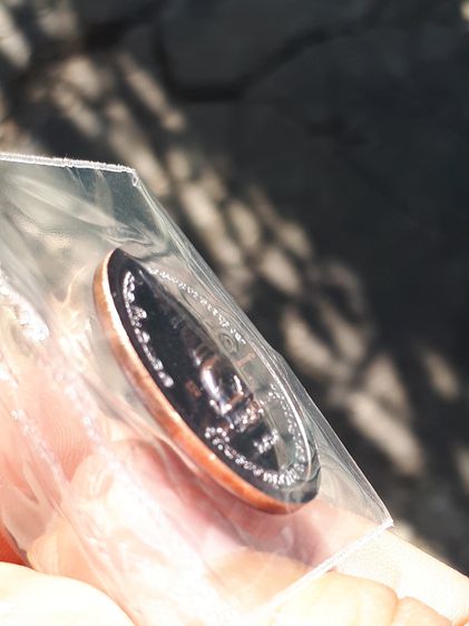 เหรียญหลวงพ่อปลดหนี้ รุ่นหายห่วง วัดพระธาตุวาโย หมายเลข ๒oo๙๖ เนื้อทองแดงรมดำ เหรียญมียิงเลเซอร์โค๊ต และหมายเลขทุกเหรียญ สร้างน้อย สวยมากๆ ร รูปที่ 5