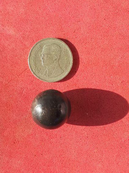 เหล็กไหล ถ้ำลิเจีย จ.กาญจนบุรี สีดำอมน้ำตาล ขนาดกลมมน รูปทรงเป็นไปตามธรรมชาติ มีเส้นคาดตรงกลางอย่างสวย ยุบย่น มีน้ำหนัก เก่า แท้ แปลก หายากม รูปที่ 2