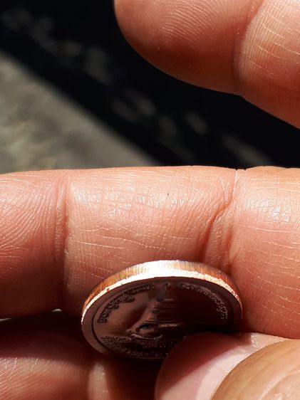 เหรียญหลวงพ่อปลดหนี้ รุ่นหายห่วง วัดพระธาตุวาโย หมายเลข ๒o๕๕๕ เนื้อทองแดงรมดำ เหรียญมียิงเลเซอร์โค๊ต และหมายเลขทุกเหรียญ สร้างน้อย สวยมากๆ ร รูปที่ 6