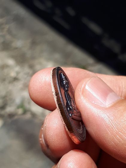 เหรียญหลวงพ่อปลดหนี้ รุ่นหายห่วง วัดพระธาตุวาโย หมายเลข ๒o๕๕๕ เนื้อทองแดงรมดำ เหรียญมียิงเลเซอร์โค๊ต และหมายเลขทุกเหรียญ สร้างน้อย สวยมากๆ ร รูปที่ 3