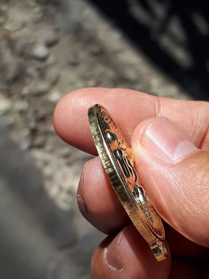 เหรียญ หลวงพ่อปลดหนี้ รุ่นวันนี้รวย วัดพระธาตุวาโย หมายเลข ๑๔๓๗ เนื้อทองทิพย์ ขนาดประมาณ​ 2.2x3.5 ซม. เหรียญมียิงเลเซอร์โค๊ต และหมายเลขทุกเห รูปที่ 6