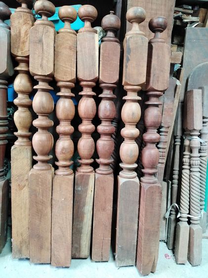 เสาและลูกกรงบันใดไม้มะค่า และมัานั่งกลึงกลมไม้มะค่า รูปที่ 18