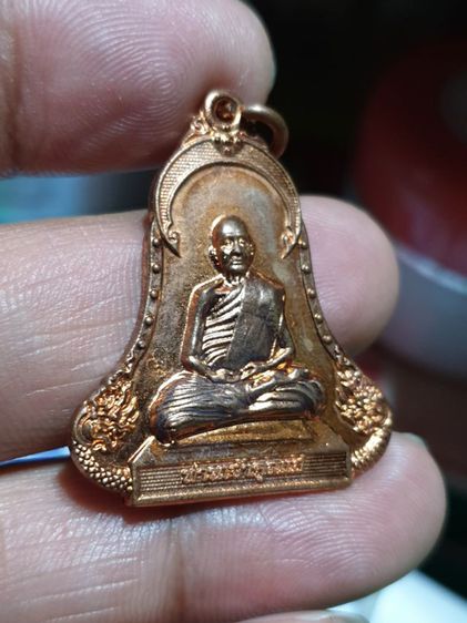 หลวงปู่เก๋ วัดปากน้ำ จ.นนทบุรี เหรียญระฆังคว่ำ รุ่น "เสริมบารมี ๑๐๔ ปี สมความปรารถนา" เนื้อทองแดงผิวไฟ ตอกโค๊ต มีกล่องวัด

 รูปที่ 4