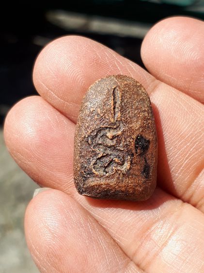 พระพุทธ พิมพ์ซุ้มแหลม หลังยันต์เทาะห์ ปี 2459 หลวงปู่บุญ วัดกลางบางแก้ว นครปฐม เนื้อดินพุทธคุณผสม เนื้อสองสี ผิวเดิม ผิวนวลดินเดิมๆ คม ชั รูปที่ 2