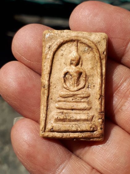 พระสมเด็จวัดระฆัง พิมพ์ฐานแซม หลังกาบหมาก เนื้อผงผงพุทธคุณ สีขาวอมเหลือง มีน้ำหนัก ผิวเดิมๆ เนื้อแห้งสนิท เก่าจัดจ้านเข้มขลังมากๆ ดูง่ายสุดๆ