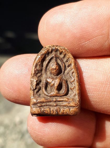 พระซุ้มกอ พิมพ์เล็ก กรุวัดวัดพิกุล กำแพงเพชร เนื้อดิน มีแร่ดอกมะขาม สีแดงเข้ม ผิวมันเงา แห้ง หลังสวย ตำหนิครบ กนกติดแขนด้านซ้าย ตามสูตร จับอ รูปที่ 7