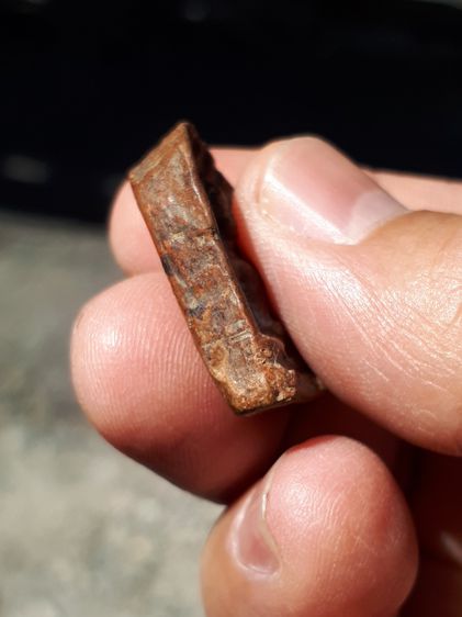 พระซุ้มกอ พิมพ์กลาง กรุวัดบรมธาตุ กำแพงเพชร เนื้อดิน มีแร่ดอกมะขาม สีแดงเข้ม ผิวมันเงา แห้ง หลังสวย ตำหนิครบ กนกติดแขนด้านซ้าย ตามสูตร จับอง รูปที่ 4