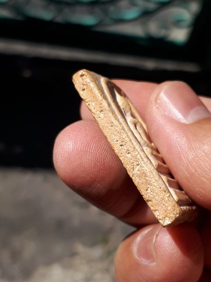 พระสมเด็จ พิมพ์ใหญ่มีหู เส้นแซมใต้ฐาน หลังเรียบ เนื้อผงผงพุทธคุณ สีขาวอมเหลือง มีน้ำหนัก ผิวเดิมๆ เนื้อแห้งสนิท เก่าจัดจ้านเข้มขลัง ดูง่ายสุ รูปที่ 4