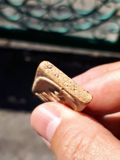 พระสมเด็จ พิมพ์ใหญ่มีหู เส้นแซมใต้ฐาน หลังเรียบ เนื้อผงผงพุทธคุณ สีขาวอมเหลือง มีน้ำหนัก ผิวเดิมๆ เนื้อแห้งสนิท เก่าจัดจ้านเข้มขลัง ดูง่ายสุ รูปที่ 6