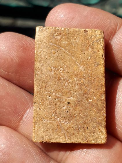 พระสมเด็จ พิมพ์ใหญ่มีหู เส้นแซมใต้ฐาน หลังเรียบ เนื้อผงผงพุทธคุณ สีขาวอมเหลือง มีน้ำหนัก ผิวเดิมๆ เนื้อแห้งสนิท เก่าจัดจ้านเข้มขลัง ดูง่ายสุ รูปที่ 2