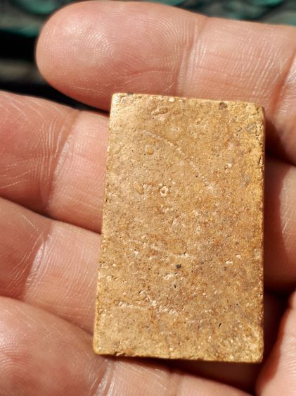 พระสมเด็จ พิมพ์ใหญ่มีหู เส้นแซมใต้ฐาน หลังเรียบ เนื้อผงผงพุทธคุณ สีขาวอมเหลือง มีน้ำหนัก ผิวเดิมๆ เนื้อแห้งสนิท เก่าจัดจ้านเข้มขลัง ดูง่ายสุ รูปที่ 8