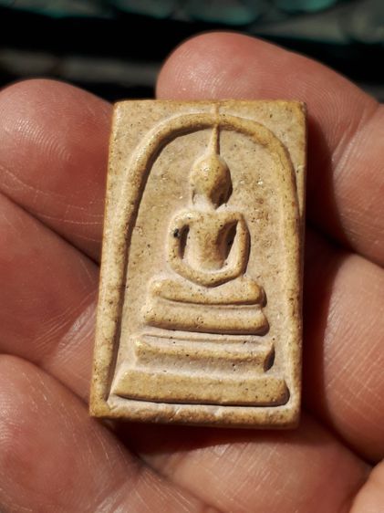 พระสมเด็จ พิมพ์ใหญ่มีหู เส้นแซมใต้ฐาน หลังเรียบ เนื้อผงผงพุทธคุณ สีขาวอมเหลือง มีน้ำหนัก ผิวเดิมๆ เนื้อแห้งสนิท เก่าจัดจ้านเข้มขลัง ดูง่ายสุ รูปที่ 7