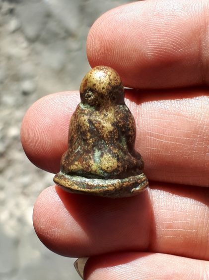 รูปหล่อ พิมพ์ขี้ตา 3 ชาย ที่หน้าตักมีวงแหวน หลวงพ่อเงิน วัดบางคลาน รุ่นแรก ยุคต้น เนื้อทองผสม ใต้ฐานมีรอยตะไบหยาบ ผิวสองสี ผิวเดิม เนื้อเหี่ รูปที่ 4