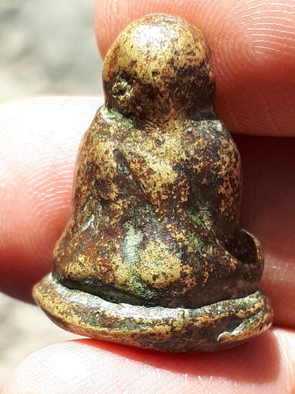 รูปหล่อ พิมพ์ขี้ตา 3 ชาย ที่หน้าตักมีวงแหวน หลวงพ่อเงิน วัดบางคลาน รุ่นแรก ยุคต้น เนื้อทองผสม ใต้ฐานมีรอยตะไบหยาบ ผิวสองสี ผิวเดิม เนื้อเหี่ รูปที่ 2