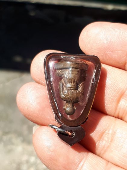 รูปเหมือน สมเด็จพระพุฒาจารย์โต รุ่น 100 ปี ปี 2515 ​เนื้อนวโลหะ ตอกโค็ด สร้างจำนวน 6,100 องค์ สวย ผิวเดิมๆ มีคราบแป้งตามซอก สวยคมชัด เลี่ยมเ รูปที่ 4