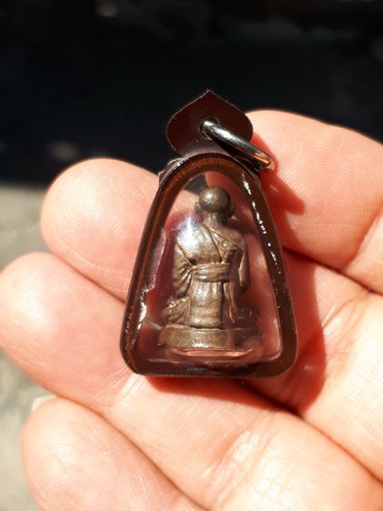 รูปเหมือน สมเด็จพระพุฒาจารย์โต รุ่น 100 ปี ปี 2515 ​เนื้อนวโลหะ ตอกโค็ด สร้างจำนวน 6,100 องค์ สวย ผิวเดิมๆ มีคราบแป้งตามซอก สวยคมชัด เลี่ยมเ รูปที่ 2