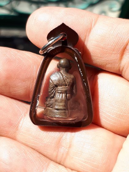 รูปเหมือน สมเด็จพระพุฒาจารย์โต รุ่น 100 ปี ปี 2515 ​เนื้อนวโลหะ ตอกโค็ด สร้างจำนวน 6,100 องค์ สวย ผิวเดิมๆ มีคราบแป้งตามซอก สวยคมชัด เลี่ยมเ รูปที่ 8