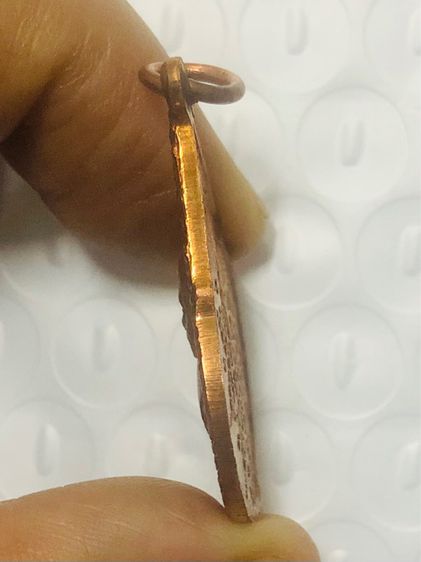 หลวงปู่ทิม เหรียญปี 2518 พิมพ์หยดน้ำ เนื้อทองแดงรมน้ำตาล มีโค้กวัดระหารไร่ ระยอง รูปที่ 9