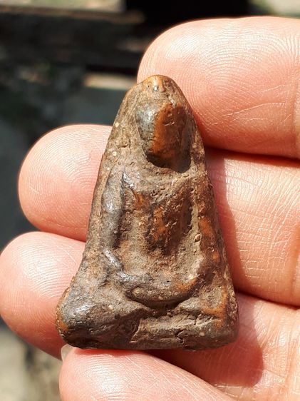 พระกรุ พิมพ์สมาธิ หลังอูม เนื้อดิน ผิวสองสี แห้ง มีคราบนวลดิน หนา อายุเป็น 100 ปี เก่า เดิมๆ สวยๆ ประกันความแท้ พระความสูง 1.5 นิ้ว ก้วาง 1 รูปที่ 6