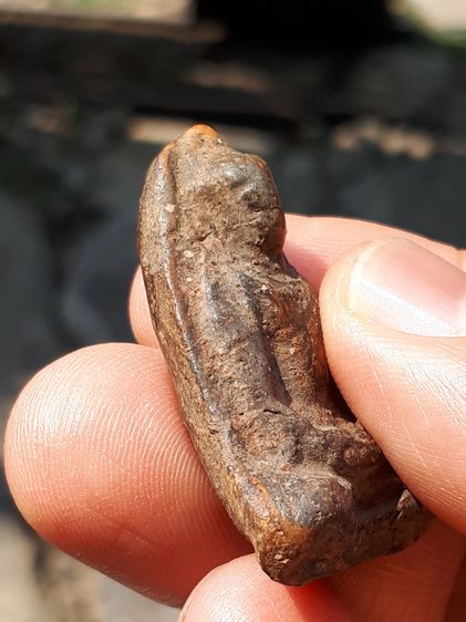 พระกรุ พิมพ์สมาธิ หลังอูม เนื้อดิน ผิวสองสี แห้ง มีคราบนวลดิน หนา อายุเป็น 100 ปี เก่า เดิมๆ สวยๆ ประกันความแท้ พระความสูง 1.5 นิ้ว ก้วาง 1 รูปที่ 4