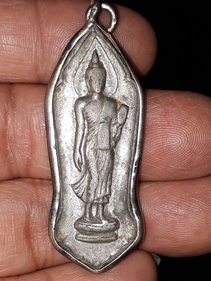 พระลีลา 25 พุทธศตวรรษ เนื้อชินตะกั่ว พิมพ์ไม่มีเข็ม เลี่ยมเงินจับขอบ หนา พระสวย เก่า เดิมๆ แท้ ขนาดกว้าง 2 ซม. สูง 5.4 ซม. รูปที่ 3