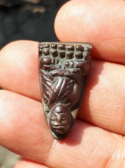 หลวงพ่อทวด เตารีดเล็ก อาปาเช่ แข้งขีด (นิยมสุด) ปี 2505 รุ่นแรก เนื้อนวะโลหะ เส้นหน้าฝากและแก้มชัดเจน รอยตะไบหยาบ เป็นแบบธรรมชาติ มีคราบขี้เ รูปที่ 4