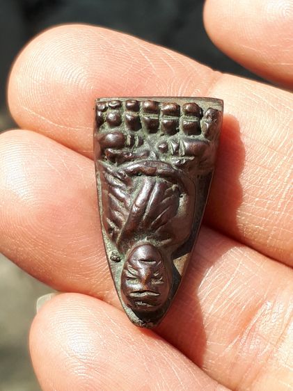 หลวงพ่อทวด เตารีดเล็ก อาปาเช่ แข้งขีด (นิยมสุด) ปี 2505 รุ่นแรก เนื้อนวะโลหะ เส้นหน้าฝากและแก้มชัดเจน รอยตะไบหยาบ เป็นแบบธรรมชาติ มีคราบขี้เ รูปที่ 10