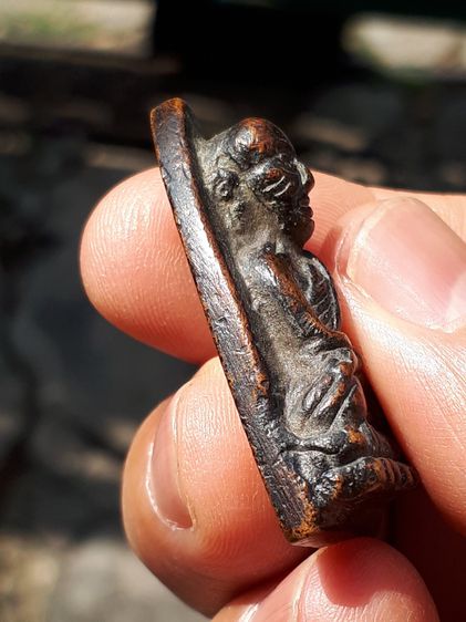 หลวงพ่อทวด หลังเตารีด พิมพ์ใหญ่ A ปี 2505 รุ่นแรก เนื้อโลหะ ผิวสองสี เนื้อเหยี่ยว ย่น รอยตะไบหยาบ เป็นแบบธรรมชาติ มีคราบขี้เบ้า มีคราบดิน พร รูปที่ 4