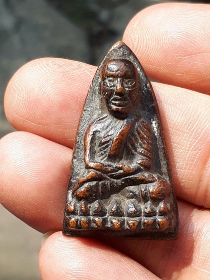 หลวงพ่อทวด หลังเตารีด พิมพ์ใหญ่ A ปี 2505 รุ่นแรก เนื้อโลหะ ผิวสองสี เนื้อเหยี่ยว ย่น รอยตะไบหยาบ เป็นแบบธรรมชาติ มีคราบขี้เบ้า มีคราบดิน พร รูปที่ 11