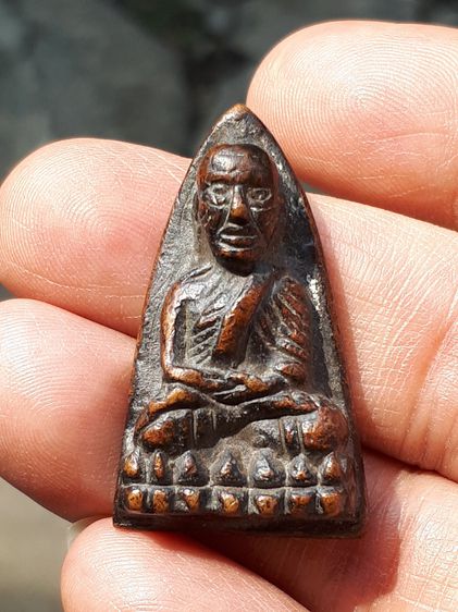 หลวงพ่อทวด หลังเตารีด พิมพ์ใหญ่ A ปี 2505 รุ่นแรก เนื้อโลหะ ผิวสองสี เนื้อเหยี่ยว ย่น รอยตะไบหยาบ เป็นแบบธรรมชาติ มีคราบขี้เบ้า มีคราบดิน พร รูปที่ 10