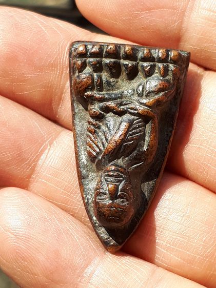 หลวงพ่อทวด หลังเตารีด พิมพ์ใหญ่ A ปี 2505 รุ่นแรก เนื้อโลหะ ผิวสองสี เนื้อเหยี่ยว ย่น รอยตะไบหยาบ เป็นแบบธรรมชาติ มีคราบขี้เบ้า มีคราบดิน พร รูปที่ 9