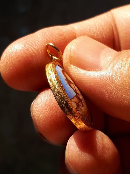 ล็อคเก็ต หลวงพ่อขอม วัดไผ่โรงวัว จ.สุพรรณบุรี ยุคต้น ​เลี่ยมทอง กว้าง 2 เซน สูง 3.6 เซน เลี่ยมทองหนา แบบปิดหลัง เก่า แท้ เดิมๆ  รูปที่ 4