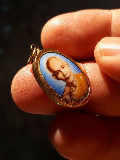 ล็อคเก็ต หลวงพ่อขอม วัดไผ่โรงวัว จ.สุพรรณบุรี ยุคต้น ​เลี่ยมทอง กว้าง 2 เซน สูง 3.6 เซน เลี่ยมทองหนา แบบปิดหลัง เก่า แท้ เดิมๆ  รูปที่ 6