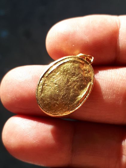 ล็อคเก็ต หลวงพ่อขอม วัดไผ่โรงวัว จ.สุพรรณบุรี ยุคต้น ​เลี่ยมทอง กว้าง 2 เซน สูง 3.6 เซน เลี่ยมทองหนา แบบปิดหลัง เก่า แท้ เดิมๆ  รูปที่ 8