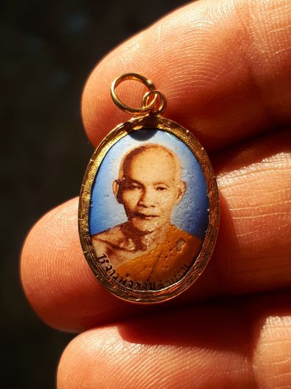 ล็อคเก็ต หลวงพ่อขอม วัดไผ่โรงวัว จ.สุพรรณบุรี ยุคต้น ​เลี่ยมทอง กว้าง 2 เซน สูง 3.6 เซน เลี่ยมทองหนา แบบปิดหลัง เก่า แท้ เดิมๆ  รูปที่ 2