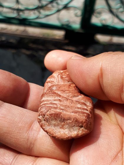 พระนาคปรก กรุนาดูน พิมพ์จัมโบ้ อายุ 1,200 ปี ศิลปทวาราวดี ยุคปลาย กรุสามต้นยาง อ.นาดูน จ.มหาสารคาม เนื้อดินเผาออกสีแดงเข้ม เนื้อดินหยาบ ขนาด รูปที่ 7