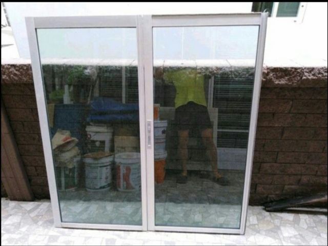 ขายกระจกหน้าต่างบานเลื่อน  1คู่  กระจกสีเขียวใส ขอบอลูมิเนียมสีบรอนซ์เงินของใหม่ยังไม่ได้ใช้ราคาถูก 1200 บาทกว้าง 67เซ็น สูง140เซ็น (ไม่มีวงกลบ)