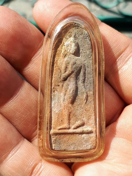 พระสรรค์ลีลายืน เนื้อดินเผา กรุท้ายย่าน ชัยนาท ขนาดองค์พระ 20x54x7มม. สภาพสวย เก่า แท้ หายาก พร้อมเลี่ยม+สายสิญจน์      พระสรรค์ลีลา เป็นพระ รูปที่ 4