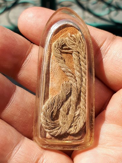 พระสรรค์ลีลายืน เนื้อดินเผา กรุท้ายย่าน ชัยนาท ขนาดองค์พระ 20x54x7มม. สภาพสวย เก่า แท้ หายาก พร้อมเลี่ยม+สายสิญจน์      พระสรรค์ลีลา เป็นพระ รูปที่ 2