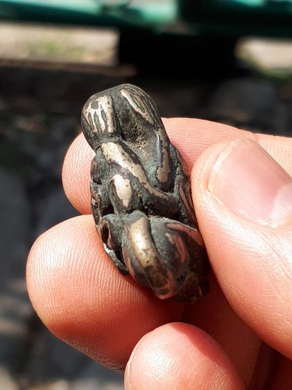 พระปิดตา ยันต์ยุ่ง เนื้อสัมฤทธิ์เงิน ขนาดพอดี สภาพสวยมาก หุ่นพิมพ์มาตรฐานนิยม เส้นยันต์เป็นแท่งคมชัด มีน้ำหนัก ผิวเดิมๆ-ไม่ผ่านการล้าง ตัวจร รูปที่ 4