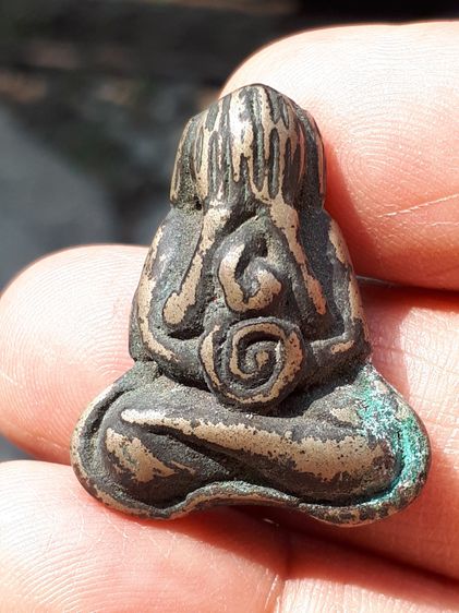 พระปิดตา ยันต์ยุ่ง เนื้อสัมฤทธิ์เงิน ขนาดพอดี สภาพสวยมาก หุ่นพิมพ์มาตรฐานนิยม เส้นยันต์เป็นแท่งคมชัด มีน้ำหนัก ผิวเดิมๆ-ไม่ผ่านการล้าง ตัวจร