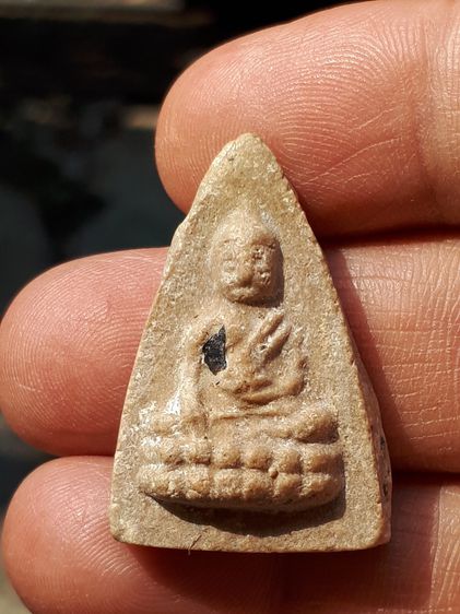 พระพุทโธน้อย คุณแม่บุญเรือน โตงบุญเติม เนื้อขาวผงพุทธคุณ วัดสารนารถธรรมาราม จ.ระยอง ปี 2494 มวลสารชัดเจน ด้านหลังมีรอยกดพิมพ์อย่างสวย เป็นธร รูปที่ 6