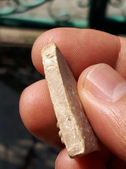 พระพุทโธน้อย คุณแม่บุญเรือน โตงบุญเติม เนื้อขาวผงพุทธคุณ วัดสารนารถธรรมาราม จ.ระยอง ปี 2494 มวลสารชัดเจน ด้านหลังมีรอยกดพิมพ์อย่างสวย เป็นธร รูปที่ 3