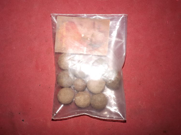 เม็ดผงยาวาสนา จินดามณี และรูปถ่ายปั้มตรายาง หลวงปู่เจือ วัดกลางบางแก้ว จ.นครปฐม จำนวน 9 เม็ด และคาถา แท้ หายาก      เม็ดผงยาวาสนา จินดามณีชุ รูปที่ 5