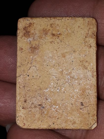 พระสมเด็จ วัดเกศไชโย หลังเรียบ ปี 2485 พิมพ์นิยม 7 ชั้น เนื้อผง เนื้อเหลือง ผิวเป็นธรรมชาติ แตกลาน ขอบไม่คม เนื้อผงละเอียด จัด มวลสารครบถ้วน รูปที่ 4