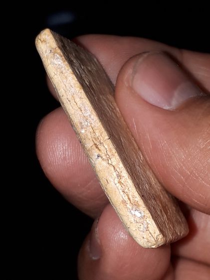 พระสมเด็จ วัดเกศไชโย หลังเรียบ ปี 2485 พิมพ์นิยม 7 ชั้น เนื้อผง เนื้อเหลือง ผิวเป็นธรรมชาติ แตกลาน ขอบไม่คม เนื้อผงละเอียด จัด มวลสารครบถ้วน รูปที่ 5