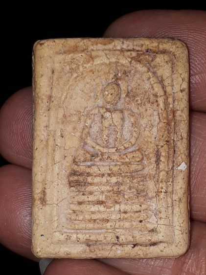 พระสมเด็จ วัดเกศไชโย หลังเรียบ ปี 2485 พิมพ์นิยม 7 ชั้น เนื้อผง เนื้อเหลือง ผิวเป็นธรรมชาติ แตกลาน ขอบไม่คม เนื้อผงละเอียด จัด มวลสารครบถ้วน รูปที่ 9