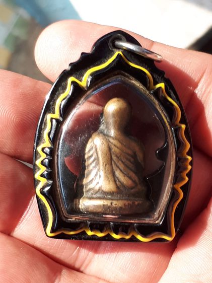 รูปเหมือน พิมพ์นิยม รุ่นแรก หลวงพ่อเงิน วัดบางคลาน พิจิตร สร้าง ประมาณ ๒๔๕๐ เป็นเนื้อโลหะผสม เนื้อแห้ง ผิวสองสี ออกสีเหลืองอมแดง ผิวพรุน เหี รูปที่ 2