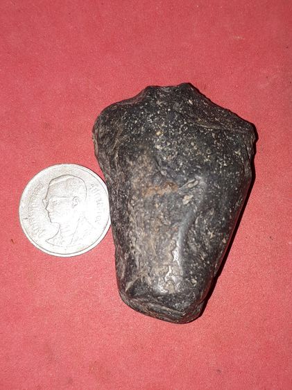 ขวานหินโบราณ หรือขวานฟ้า เนื้อหิน ขนาด 2 นิ้ว อายุเป็น 1000 ปี มีลายหิน และสีดำมัน สวยงามตามธรรมชาติ สภาพสมบูรณ์ เก่า แท้ หายาก      ขวาน รูปที่ 3