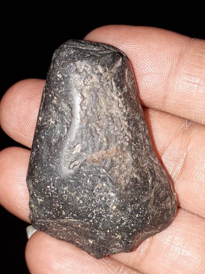 ขวานหินโบราณ หรือขวานฟ้า เนื้อหิน ขนาด 2 นิ้ว อายุเป็น 1000 ปี มีลายหิน และสีดำมัน สวยงามตามธรรมชาติ สภาพสมบูรณ์ เก่า แท้ หายาก      ขวาน รูปที่ 10